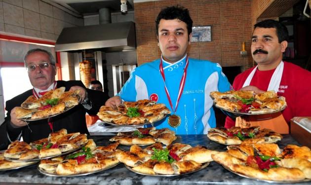 Muhtar Pidesi'nin Edirne'nin meşhur tava ciğeri ve köftesinden sonra Edirne ile anılan üçüncü lezzet olacağını kaydeden Ertene, pidenin hikâyesini şu şekilde anlattı: "8 yıl önce lokantamıza bir müşteri geldi ve ne yiyeceği konusunda kararsız kaldı. Kendisine yardımcı olmak istediğimde bana menümüzdeki tüm yemeklerden yediğini daha önce yemediği bir şeyler yemek istediğini iletti.