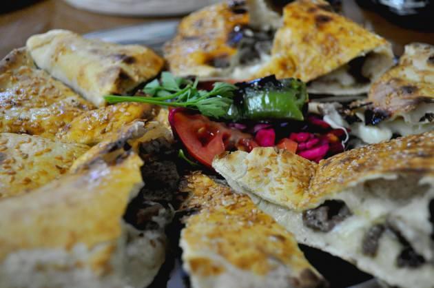 Ben de ustamıza et döner, kaşar ve tereyağından oluşan kapalı bir pide yapmasını söyledim. Müşterimiz yediğinde epey beğendi. Sonra köyün birinde muhtarlık yapan arkadaşım içeri geldi ve ne yediğimiz sordu. Ben de onun görevinden yola çıkarak 'Muhtar Pidesi' yiyoruz dedim. O gün bugündür pide, Muhtar Pidesi olarak anılıyor. Ertene pidenin müşteriler tarafından çok beğenildiğini ifade ederek pidenin tescilini alacaklarını söyledi.