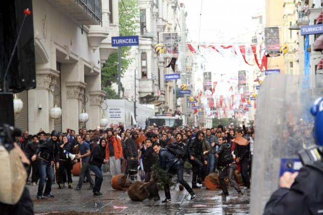 Aralarında sanat&ccedil;ılarında bulunduğu y&uuml;zlerce kişi, Emek Sineması'nın bulunduğu binanın yenileme &ccedil;alışmalarını protesto etmek i&ccedil;in y&uuml;r&uuml;y&uuml;şe ge&ccedil;ti.