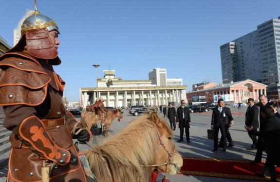 <p><span id="contextual">Başkent Ulanbatur'daki Sukhbaatar Meydanı'nda d&uuml;zenlenen t&ouml;ren, iki &uuml;lkenin milli marşlarının seslendirilmesiyle başladı.&nbsp;</span></p>