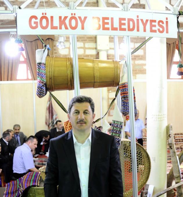 <p>ORDU DERNEKLER FEDERASYONU (ORDEF) TARAFINDAN EYÜP FESHANE’DE BU YIL ÜÇÜNCÜSÜ DÜZENLENEN ORDU TANITIM GÜNLERİ’NDE GÖLKÖY BELEDİYESİ’NİN STANDI ZİYARETÇİ AKININA UĞRADI. ZİYARETÇİLERLE YAKINDAN İLGİLENEN GÖLKÖYLÜLER BELEDİYE BAŞKANI ALİ KEMAL MERT, “HEMŞEHRİLERİMİZLE HASRET GİDERMENİN MUTLULUĞUNU YAŞIYORUZ. ONLARA ÇAM SAKIZI ÇOBAN ARMAĞANI İKRAMLARDA BULUNUP İLÇEMİZDE GERÇEKLEŞTİRDİĞİMİZ VE YAPIMI DEVAM EDEN PROJELERİMİZ HAKKINDA BİLGİ VERİYORUZ” DEDİ.</p>