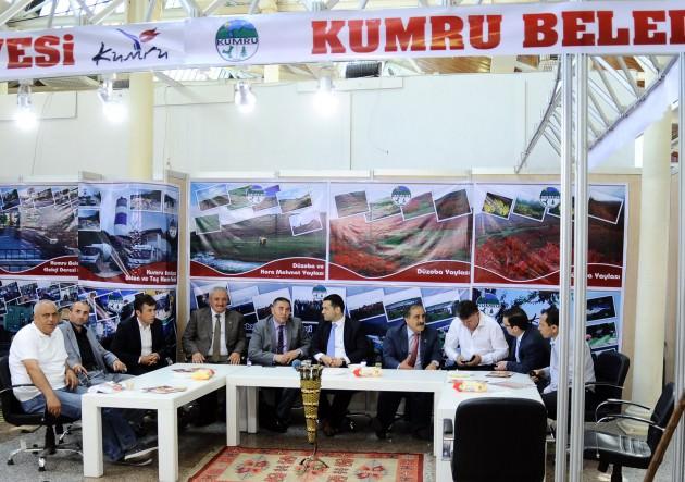 <p>ORDU DERNEKLER FEDERASYONU (ORDEF) TARAFINDAN EYÜP FESHANE’DE BU YIL ÜÇÜNCÜSÜ DÜZENLENEN ORDU TANITIM GÜNLERİ'NE ADETA ÇIKARMA YAPAN KUMRU BELEDİYESİ, HEMŞEHRİLERİYLE HASRET GİDERDİ.</p>