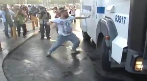 <p>Taksim'de geçme beni Gümüşsuyu'nda ezerim seni</p>