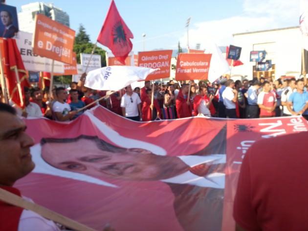 bugünkü mitinge Arnavutluk başta olmak üzere diğer Balkan ülkelerinden de Türkiye dostlarının katıldığını söyledi.