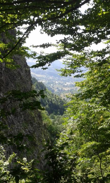 <p>Kirazlı köyüne yaklaşık 3 KM mesafede bulunan ancak yolu olmadığı için yaklaşık 2 saatlik bir yürüyüş ve tırmanışla ulaşılabilen yapıların hangi döneme ait olduğu bilinmezken yöre halkı, Tamara adlı bir kraliçenin kalesi olduğu yönünde bir efsaneden bahsediyor.</p>