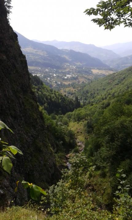 <p>Bölgeye hakim dik kayalıklara bitişik iki yapı ve yaklaşık 100 metre yükseklikteki kayaların üzerinde bir yapı bulunuyor.</p>