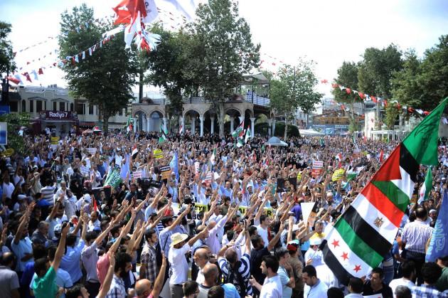 <p>İstanbul başta olmak üzere Türkiye'nin bir çok ilinde halk cuma sonrası Mısır'daki katliam protesto için ayağa kalktı. Eller kardeş ülke Mısır halkı için semaya kalktı, gözyaşları sel oldu...</p>