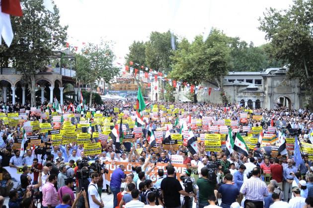 <p>MANİSA, AFYONKARAHİSAR, DİYARBAKIR, SAKARYA, KAYSERİ, BURSA, MALATYA, TRABZON, RİZE, GİRESUN, ORDU, ŞANLIURFA gibi bir çok ilde cuma sonrası yüzbinlerce insan Mısır için sokağa döküldü. </p>
