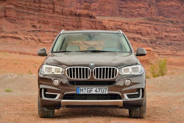 <p><span>BMW, SUV pazarına giriş yaptığı sevilen modeli X5′i yeniledi. Yeni model selefine göre daha kompakt bir görüntü sunsa da,sportif görünmeyi X6 kadar istememiş.</span></p>