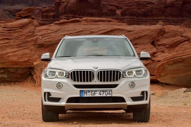<p><span>90 kg hafifleyen model bu baharda üç motor seçeneği ile satışa sunuluyor. xDrive30d 3.0 lt altı silindirli dizel ünite 258 bg güç üretirken,xDrive50i’da ise 4.4 lt’lik 8 silindirli 450 bg’lik notora yer verilmiş.</span></p>