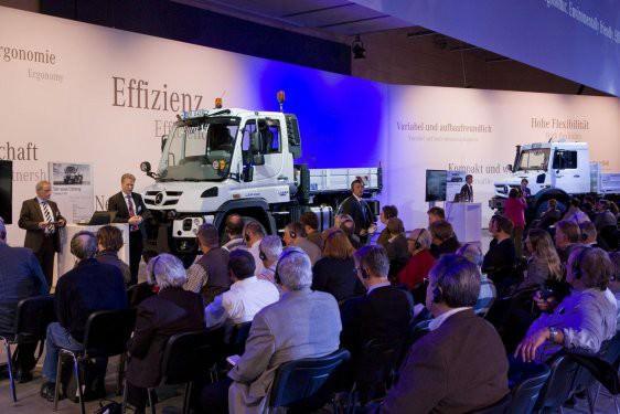 Yeni panoramik kabin tasarımıyla gelen 2014 Unimog’a belirgin bir ön ızgara ve LED gündüz farları ekleyen şirket, daha iyi bir görüş sunmak adına ön cam sileceklerini de pencerenin üzerinde monte etmiş.