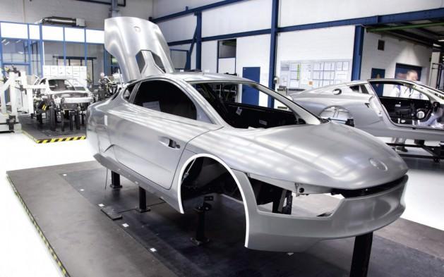 800 cc'lik dizel motoruyla bir galon motorinle 313 mil ( 0.9lt/100 km ) gibi iddialı bir yakıt tüketim değerine sahip olduğu açıklanan ve elektrikle beslenerek (hibrid) yol alan XL1 farklı tasarımı ile dikkati çekiyor.