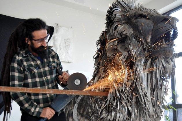 <p>Anadolu Üniversitesi (AÜ) Güzel Sanatlar Fakültesi yüksek lisans öğrencisi Selçuk Yılmaz tarafından hurda metal parçalardan yapılan dev ‘aslan heykeli' dünya ülkelerinin ilgi odağı oldu.</p>