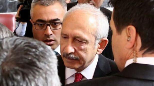 <p>8 Nisan – Kılıçdaroğlu’na yumruklu saldırı<br />
<br />
<a href="http://video.haber7.com/video-galeri/38616-kemal-kilicdarogluna-yumruklu-saldiri" target="_blank">HABERİ OKUMAK İÇİN TIKLAYIN</a></p>
<p> </p>