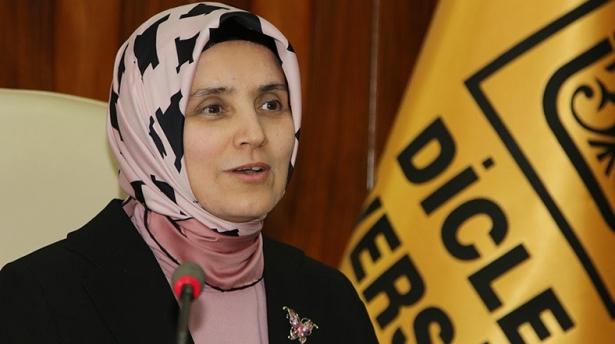 <p>11 Nisan – Ayşegül j. Saraç Türkiye’nin ilk başörtülü rektörü oldu </p>
<p> </p>