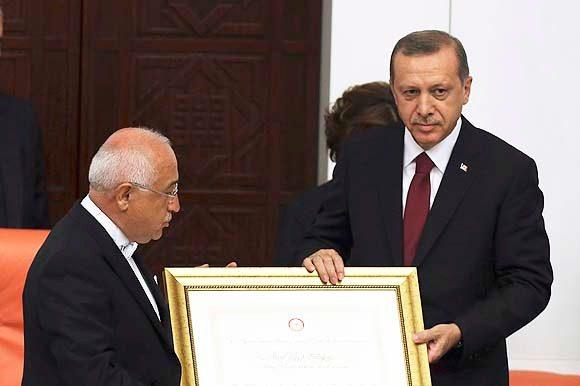 <p>28 Ağustos – Cumhurbaşkanı Erdoğan yemin ederek göreve başladı<br />
<br />
<a href="http://www.haber7.com/ic-politika/haber/1195471-cumhurbaskani-erdogan-yemin-etti" target="_blank">HABERİ OKUMAK İÇİN TIKLAYIN</a></p>
<p> </p>