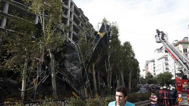 <p>23 Eylül – Taksim’de fırtına nedeniyle inşaat iskelesi çöktü<br />
<br />
<a href="http://www.haber7.com/genel-olaylar/haber/1204231-taksimde-firtina-insaat-iskelesi-coktu" target="_blank">HABERİ OKUMAK İÇİN TIKLAYIN</a></p>
<p> </p>