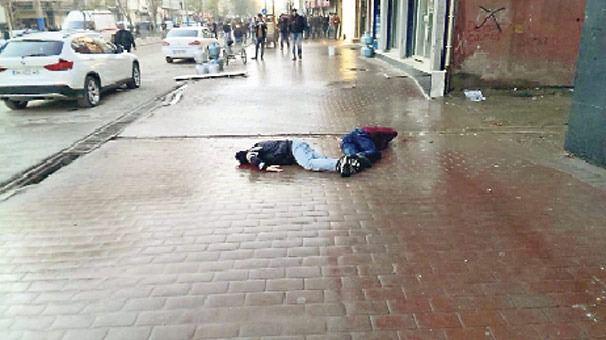 <p>25 Ekim – Yüksekova’da hain saldırı: 3 asker şehit oldu<br />
<br />
<a href="http://www.haber7.com/guncel/haber/1214284-yuksekovada-3-guvenlik-gorevlisi-sehit-oldu" target="_blank">HABERİ OKUMAK İÇİN TIKLAYIN</a></p>

<p> </p>
