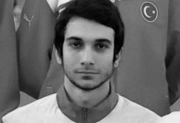 <p>Mısır'ın Luksor kentinde düzenlenen Uluslararası Tekvando Şampiyonası'na katılan Türk sporcu Seyithan Akbalık' müsabaka esnasında düşerek hayatını kaybetti.</p>
<p> </p>