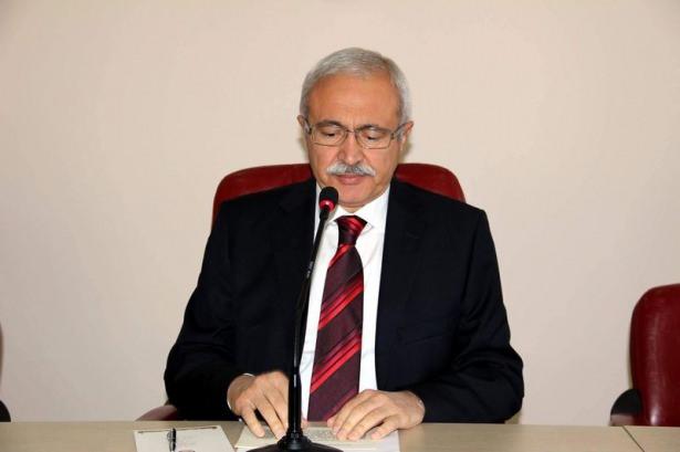 <p>Sivas Valisi Zübeyir Kemelek tedavi gördüğü İnönü Üniversitesi Turgut Özal Tıp Merkezi'nde hayatını kaybetti.</p>
<p> </p>