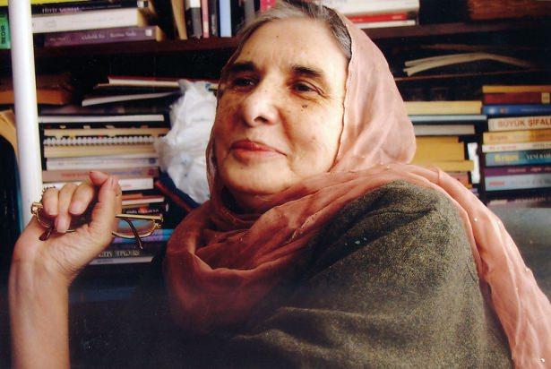 <p>Türk sinemasının senaristlerinden, yazar Ayşe Şasa, tedavi gördüğü hastanede hayatını kaybetti.</p>
<p> </p>