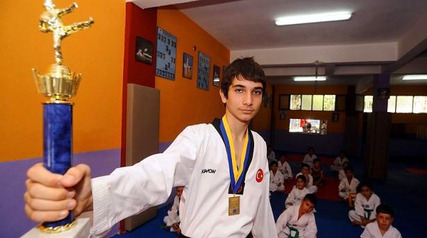 <p>Türk sporcu Seyithan Akbalık</p>
<p>Mısır'ın Luksor kentinde düzenlenen Uluslararası Tekvando Şampiyonası'na katılan müsabaka esnasında düşerek hayatını kaybetmişti.</p>