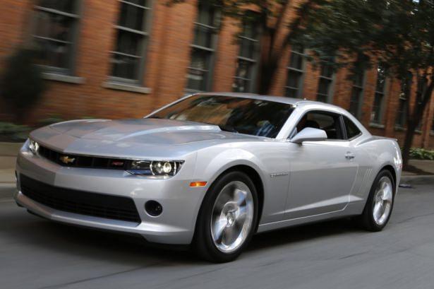 <p>3 - Chevrolet Camaro</p>

<p>Camaro bu sefer herkese güven ve performansın birbirinden bağımsız olmadığını gösteriyor. Spor arabalar yapısı gereği kazaları engellemek için daha güçlü frenlere sahip. </p>

<p>Tabii NHTSA'nın yaptığı kaza testleri kazaları önlemek için değil arabanın gücünü göstermek için yapılıyor. </p>

<p>.</p>
