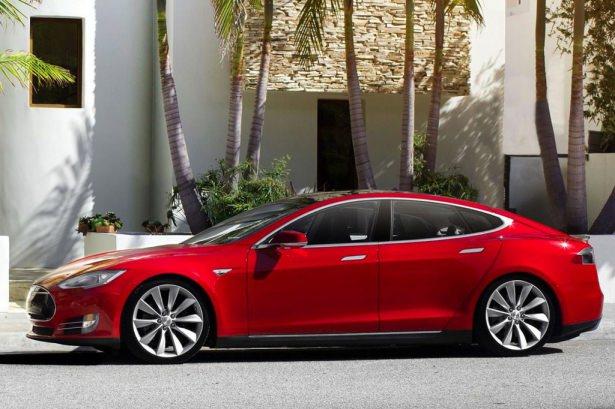<p>8 - Tesla Model S</p>

<p>2014 yılı elektrikli araçlar listesinin güven açısından kazananı Tesla Model S, fiyatı yaklaşık olarak 70bin dolar civarındadır</p>

<p>Fiyatına rağmen Tesla Model S'de şerit değiştirme ve kaza anı uyarı sistemi bulunmaması çok ilginç. </p>

<p>Ama bir yandan bu durum şunu gösteriyor ki teknik açıdan kusursuz olan bu tasarım o kadar güvenli ki geliştirilmiş sistemlere ihtiyaç duymuyor.</p>
