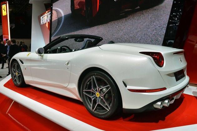 Cenevre'deki Ferrari standında sergilenen ve Yeni Apple Carplay sistemiyle donatılan Ferrari FF de büyük ilgi çekti.