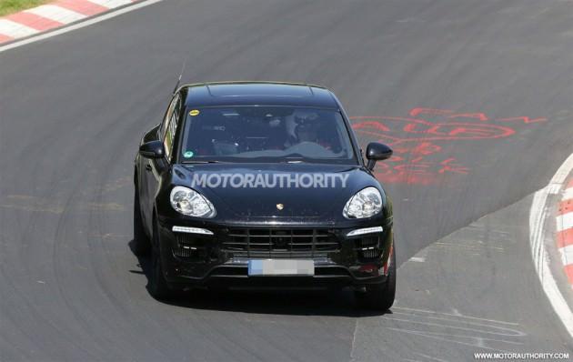 Audi Q5, BMW X3/X4 ve Mercedes GLK'nın rakibi olarak tasarlanan ve test sürecinden geçen Porsche Macan casus fotoğrafçılardan kaçamadı hem de bu kez kamuflajsız olarak.