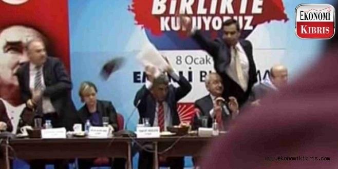 <p><strong>8 Ocak: CHP liderine ayakkabılı saldırısı</strong></p>

<p><br />
CHP Genel Başkanı Kemal Kılıçdaroğlu, emeklilerle yaptığı toplantıda, bir kişinin ayakkabılı saldırısına maruz kaldı.</p>

<p> </p>
