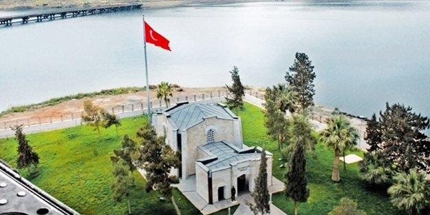 <p><strong>21 Şubat: Süleyman Şah Türbesi nakledildi</strong><br />
<br />
SK'nın 50 tankla yaptığı operasyonla Süleyman Şah Türbesi'ndeki kutsal emanetler Türkiye sınırındaki bir başka Suriye toprağına nakledildi.</p>

<p> </p>

<p> </p>
