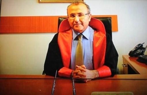 <p><strong>31 Mart: Savcı Mehmet Selim Kiraz adliyedeki odasında öldürüldü</strong></p>
<p>Savcı Mehmet Selim Kiraz, İstanbul Adalet Sarayı’ndaki odasında 2 terörist tarafından 7 saat 50 dakika rehin alındıktan sonra şehit edildi.</p>
<p> </p>