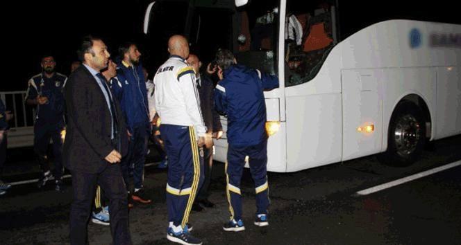 <p><strong>4 Nisan: Trabzon'da Fenerbahçe kafilesine saldırı</strong></p>
<p>Fenerbahçe kafilesi, Çaykur Rizespor maçı sonrası Trabzon'un Sürmene ilçesinde silahlı saldırıya uğradı. Saldırıda otobüsün şoförü yaralanırken, araç içinde bulunan futbolcu ve yöneticiler büyük şans eseri yara almadı.</p>
<p> </p>
<p> </p>