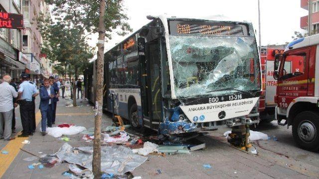 <p><strong>1 Ekim: Başkent'te otobüs kazası: 12 ölü</strong><br />
<br />
ikimevi semtinde kontrolden çıkan belediye otobüsü, yaklaşık 200 metre boyunca önüne kattığı araç ve yayalara çarptı. 12 kişi hayatını kaybetti.</p>

<p> </p>

<p> </p>
