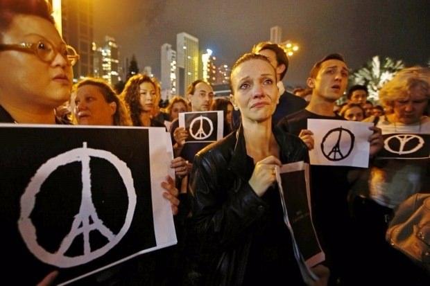 <p><strong>13 Kasım: Paris'te eş zamanlı saldırılar: 130 ölü</strong><br />
<br />
Paris'te eş zamanlı terör saldırıları yaşandı, Paris tarihin en kanlı katliamıydı. 130 kişi hayatını kaybetti.</p>

<p> </p>

<p> </p>
