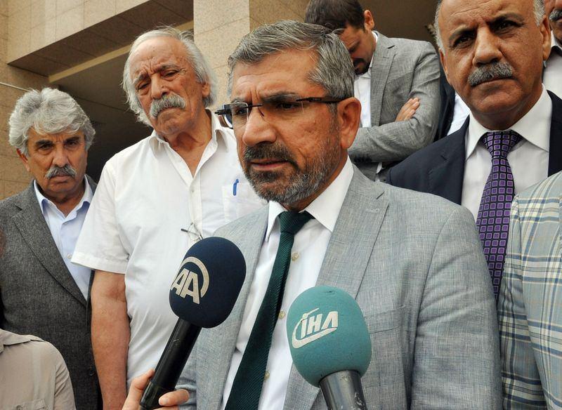 <p><strong>28 Kasım: Diyarbakır Baro Başkanı Tahir Elçi öldürüldü</strong><br />
<br />
Diyarbakır Baro Başkanı Elçi, basın açıklaması yaptığı sırada öldürüldü.</p>
