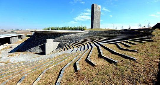 <p> Emre Arolat tarafından çizilen ve dünyadaki nadir modern mimari ibadethane örneklerinden biri olan Sancaklar Camii, bundan önce de 2013 yılında Dünya Mimarlık Festivali'nde "en iyi dini yapı" ödülünü kazanmıştı.</p>

<p> </p>
