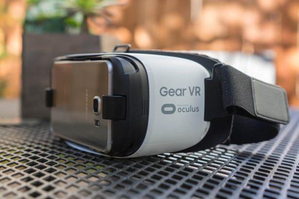 <p>CNET, 2015 yılında hayatımıza giren en iyi teknolojik ürünleri derledi.<br />
<br />
Yüzlerce ürün arasından seçilen en iyi 83 ürün...</p>

<p>Samsung'un "sanal gerçeklik" ürünü Gear VR.</p>
