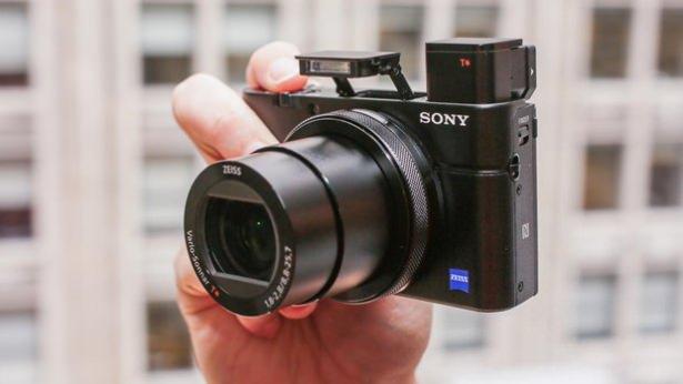 <p>Sony RX100 IV fotoğraf makinesi</p>
