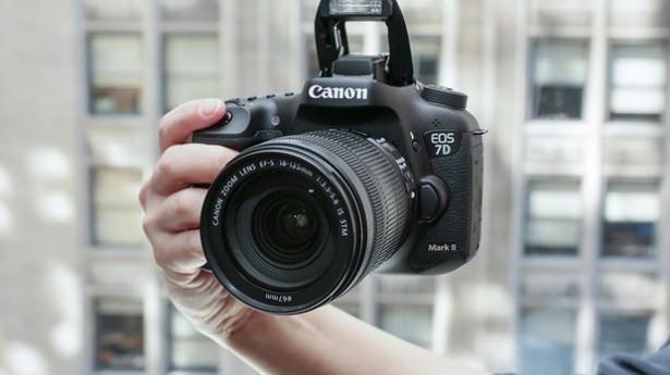 <p>Canon 7D Mark II fotoğraf makinesi</p>
