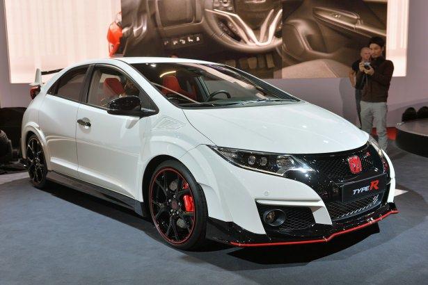 <p>Cenevre Otomobil Fuarı’nda üretim versiyonuyla boy gösteren 2016 Honda Civic Type R, Nürburgring Pisti’nin Nordschleife bölümünde 7 dakika 50,63 saniyelik derecesiyle yeni bir rekora imza attı.</p>