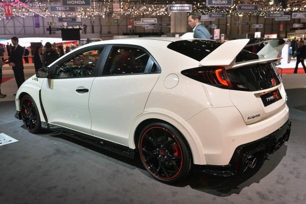 <p>Avrupa pazarının en heyecan verici yeniliği olan 310 HP güç ve 400 Nm tork’a sahip 2.0 litrelik turbo motorla donatılan 2016 Honda Civic Type R, </p>