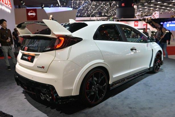 <p> 6 ileri manuel şanzımana sahip hot-hatch ayrıca adaptif süspansiyonlar ve daha da sportif karaktere bürünmek için +R butonuna sahip olacak.</p>