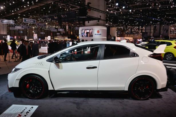 <p>2016 Honda Civic Type R’ın yol tutuş ve performans testlerinin yapıldığı Nürburgring’in 20,8 km’lik Nordschleife bölümünde tüm önden çekişli hatchback otomobillerin gerçekleştirdiği dereceleri geride bırakan yeni nesil Civic Type R,</p>