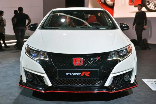 <p>7:50.63’lük dereceyle en yakın rakibine 4 saniye fark attı. 2016 Honda Civic Type R, 2015 yaz aylarında Avrupa’da satışa sunulacak.</p>