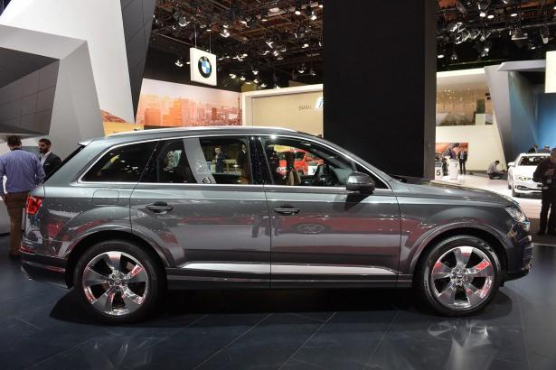 <p>Yenilenen ölçüleri ile segmentinin en geniş hacimli otomobili 2016 Audi Q7, dış boyutları küçülmüş olmasına rağmen yolcular ve bagaj için daha fazla iç alan sunuyor. İnovatif yardımcı sistemler ve bilgi-eğlence sistemleri bu SUV modelini benzerleri arasında ön plana çıkarıyor.</p>
<p> </p>