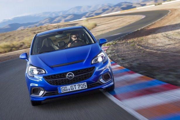 <p>Opel’in yeni üyesi Corsa OPC, dört metre uzunluğu, 1.6 litre 207 beygir güç ve 245 Nm tork üreten turbo motoru, 230 km/s maksimum hızı, çevik kullanımı ve görünümü ile dikkat çekiyor.</p>
