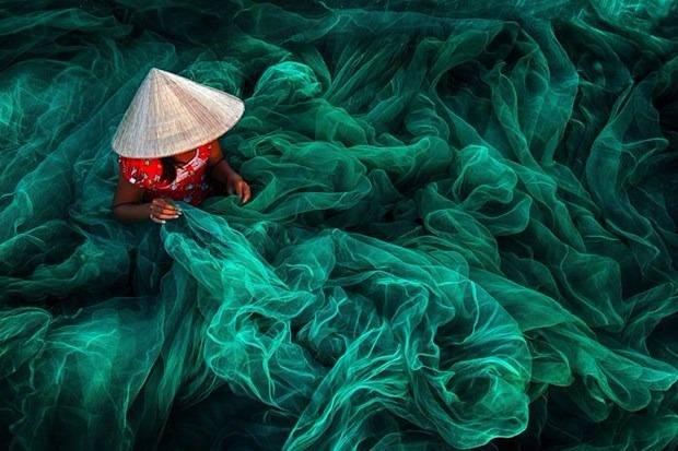 <p><strong>Balıkçı, Vietnam</strong><br />
<br />
Açık renk kategorisi birincisi</p>
