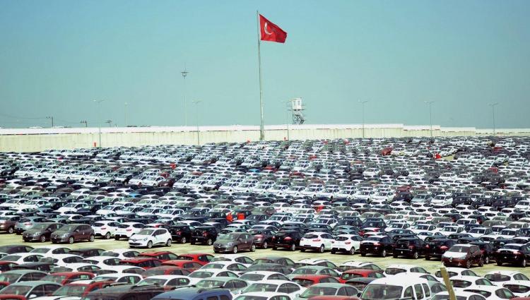 <p>Bu yıla 900-950 bin civarında bir satış hedefiyle başladıklarını anlatan Erce, bazı dönemlerin iyi geçtiğini, ancak darbe girişimi gibi olumsuzluklar nedeniyle olumlu gidişin kesintiye uğradığını söyledi.</p>
